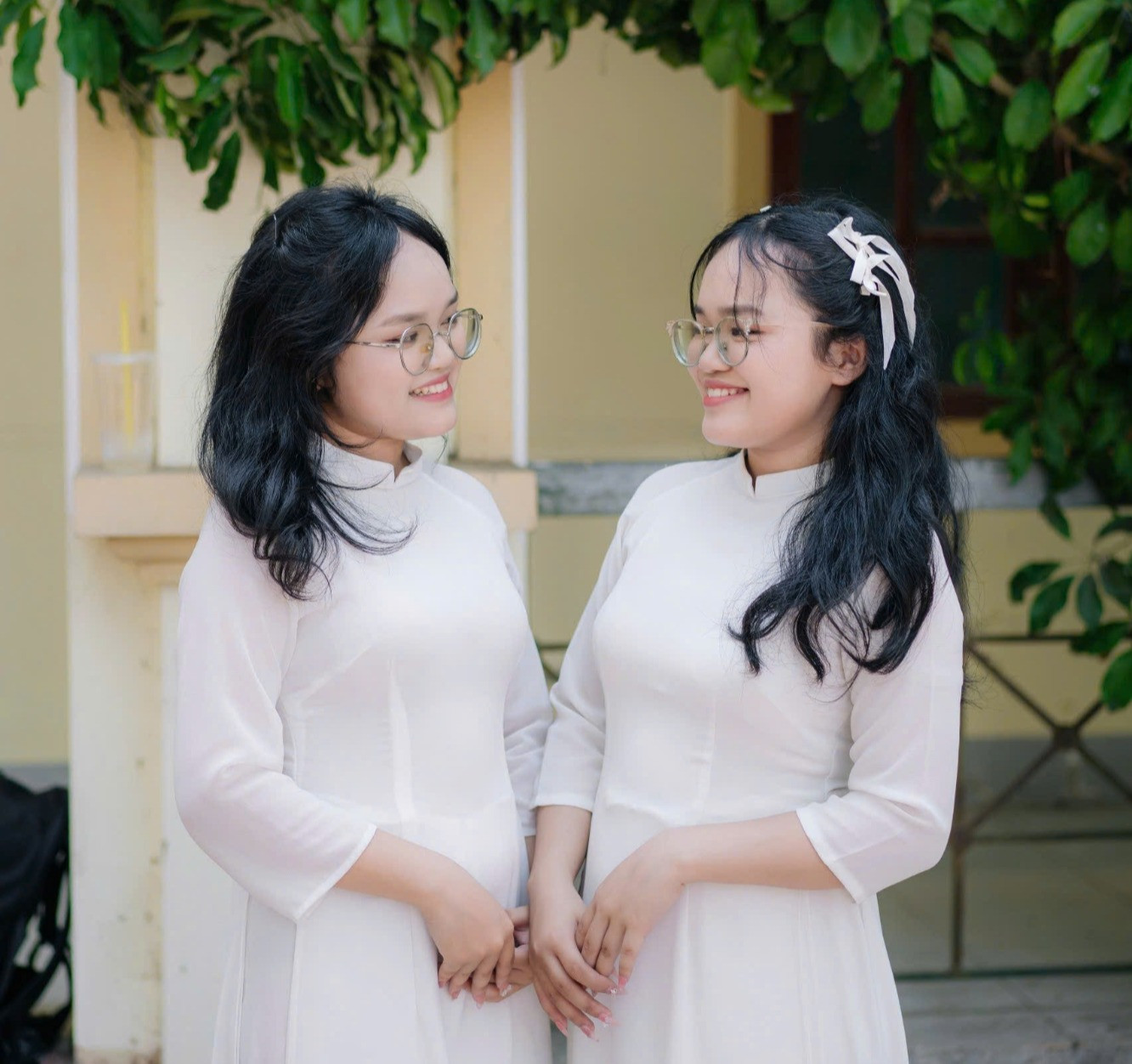 Để giảm áp lực cho bố, hai chị em chọn cùng học Sư phạm. Ảnh: NVCC