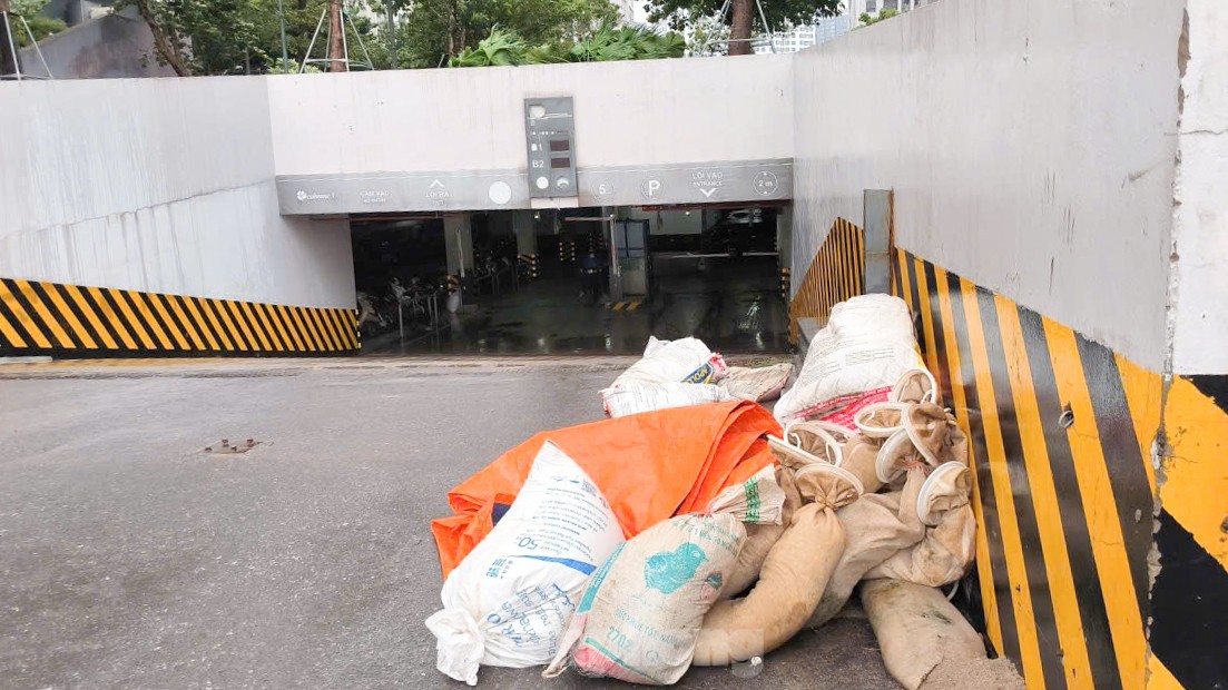 Tại khu Ecohome2, cư dân đã chủ động chuẩn bị các bao tải cát trước hầm xe nhằm ngăn nước tràn vào trong trường hợp mưa bão lớn.