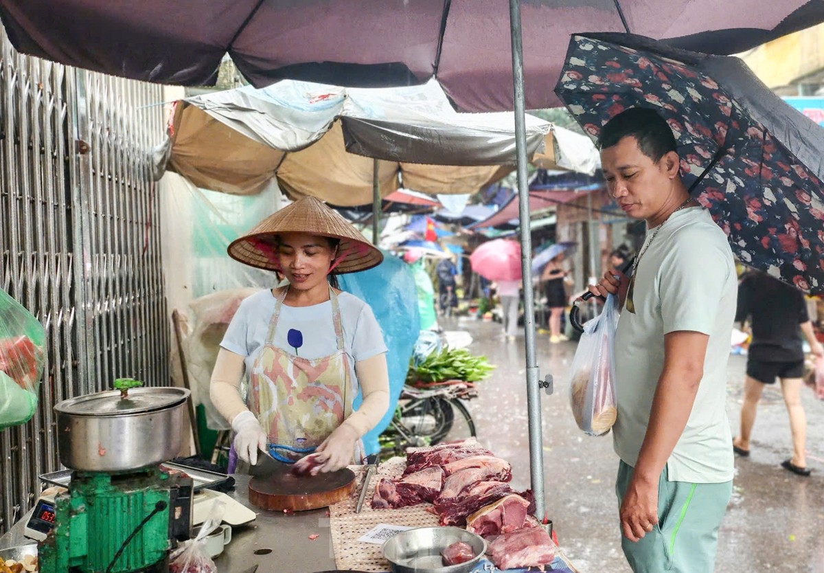Tôi đang tranh thủ mua một ít thực phẩm tươi vì lo rằng trong những ngày tới, mưa bão sẽ khiến việc ra đường khá nguy hiểm. Sau khi mua đủ đồ, tôi sẽ ở nhà cùng gia đình để tránh bão, người đàn ông chia sẻ.