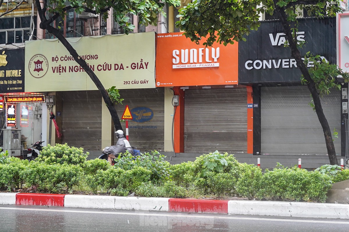 Hà Nội đường phố vắng vẻ, người dân tranh thủ đi chợ, siêu thị mua đồ ăn - 11