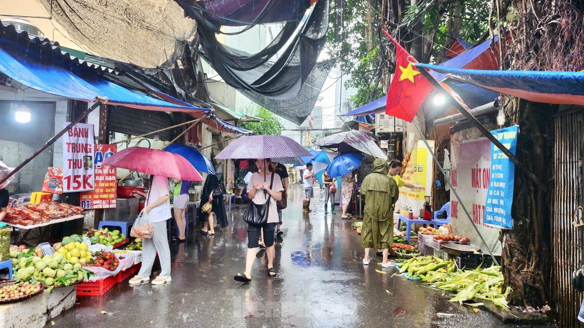 Từ sáng sớm nay, tại chợ khu 5 Tầng (ngõ 199 Hồ Tùng Mậu - Nam Từ Liêm) rất đông người dân đến mua sắm nhu yếu phẩm để chuẩn bị đối phó với cơn bão sắp tới.