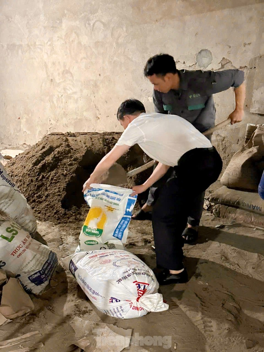 Hà Nội đường phố vắng vẻ, người dân tranh thủ đi chợ, siêu thị mua đồ ăn - 16