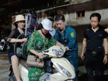 Cận cảnh người dân ở chung cư cũ Hà Nội di dời trong đêm tránh siêu bão