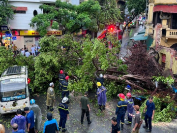 Tâm bão chuẩn bị di chuyển vào Hà Nội, mưa rất lớn, gió rít từng cơn
