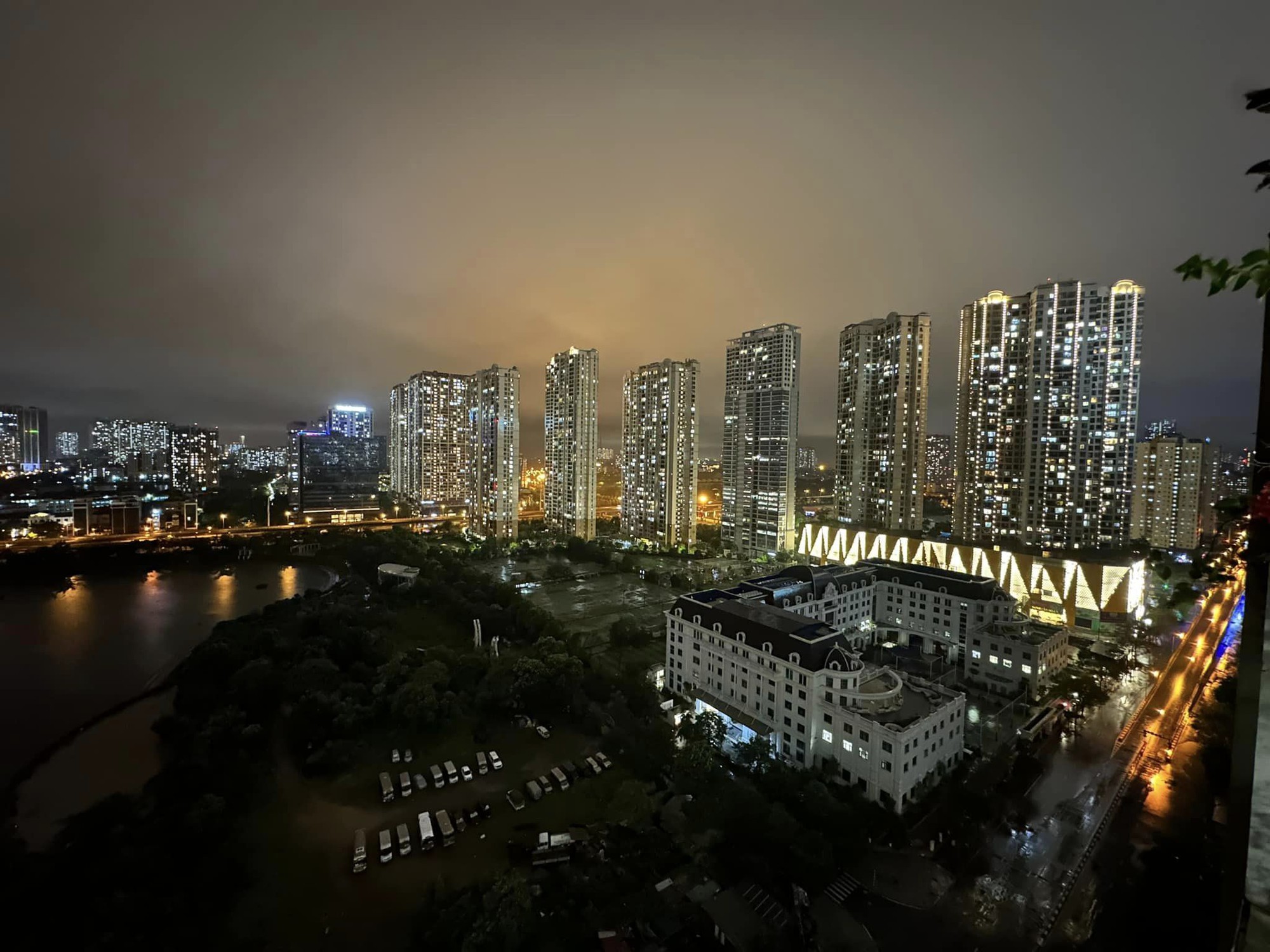 Khoảng 21h, bầu trời Hà Nội sáng và yên ắng, nhưng sau đó, gió đổi hướng. Hình ảnh Hà Nội trong mắt bão ở khu vực Mỹ Đình.