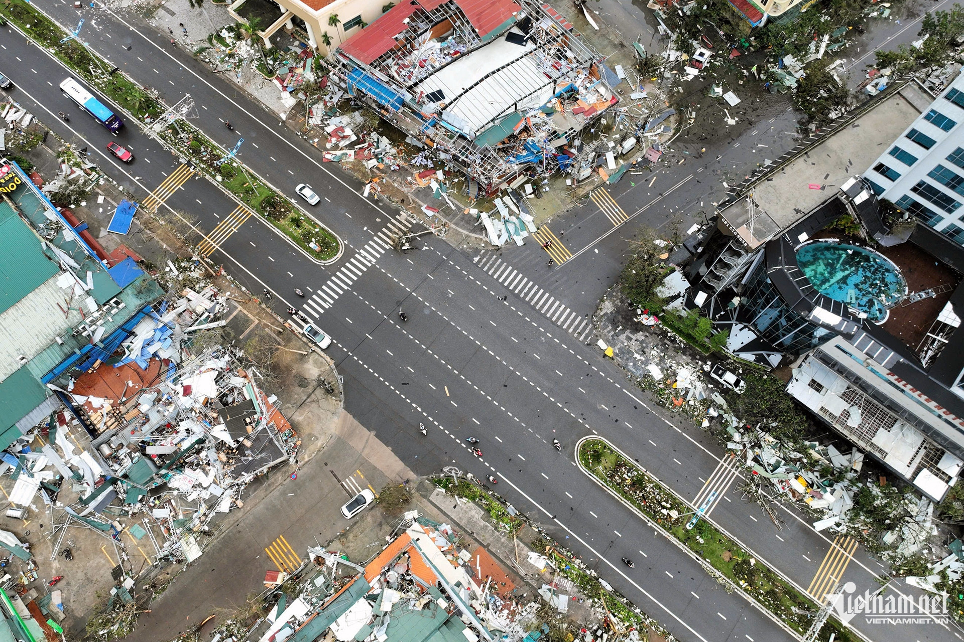 Hình ảnh nhói lòng trong siêu bão Yagi