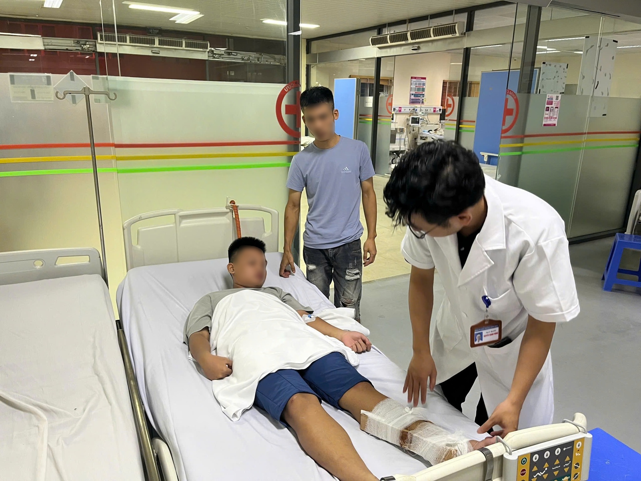 Bệnh nhân gặp tai nạn thương tích trong bão số 3 được các bác sĩ Bệnh viện E cấp cứu kịp thời. Ảnh: Thanh Xuân