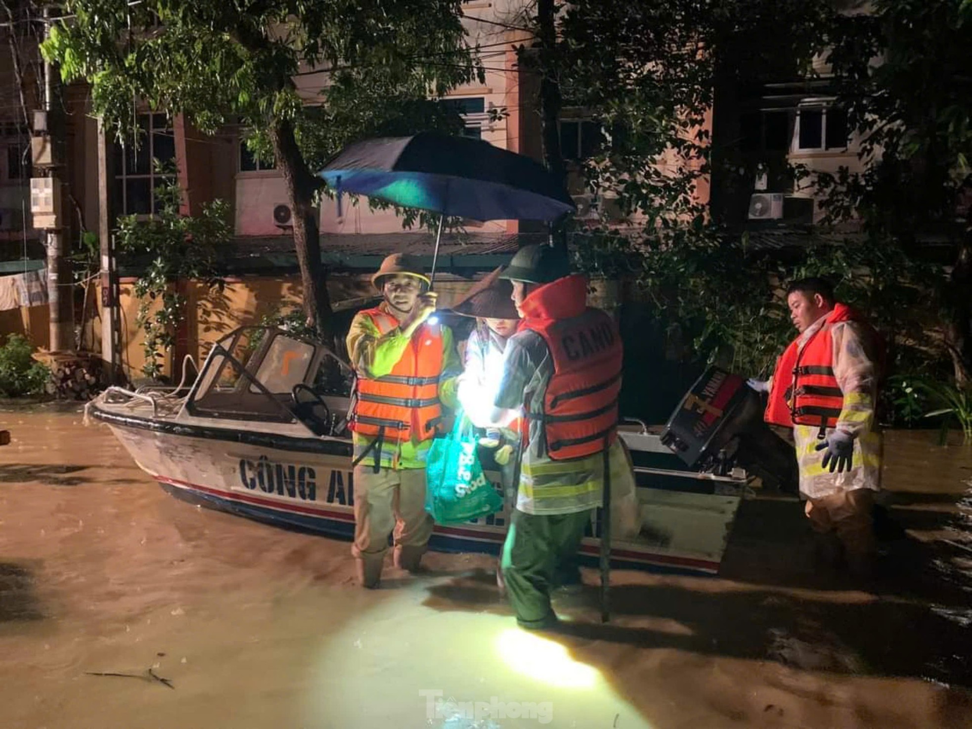 Mưa trắng trời, nước dâng liên tục, Công an Yên Bái xuyên đêm giúp dân tránh lũ - 9