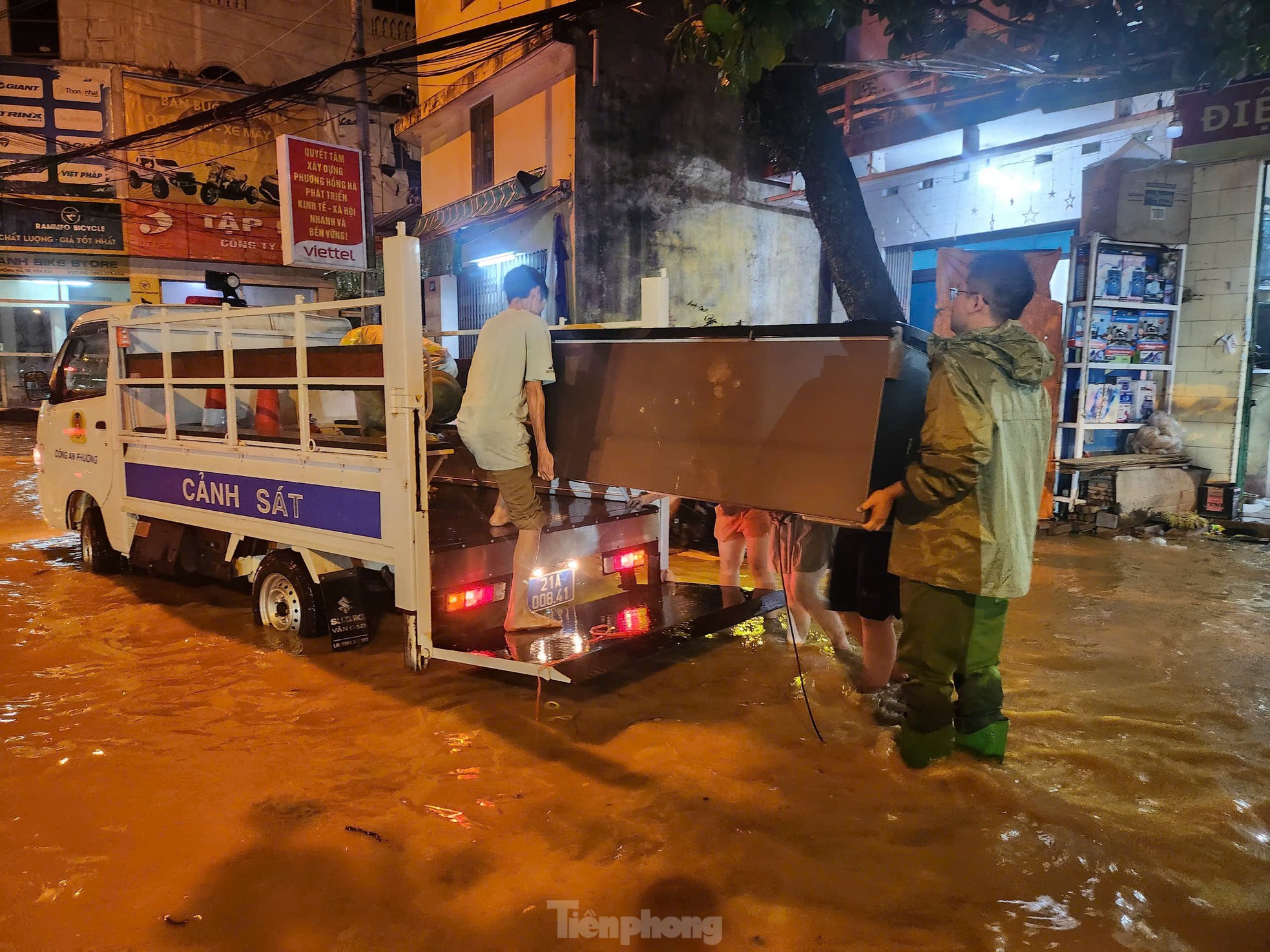 Theo Trưởng Công an thành phố Yên Bái, người dân trong khu vực cũng quen với việc đối phó với tình huống ngập úng do sinh sống lâu năm gần khu vực bờ sông. Tuy nhiên, năm nay mực nước dâng nhanh, do đó các đơn vị túc trực 24/24h để đảm bảo an toàn tính mạng của người dân, giảm thiểu thiệt hại một cách thấp nhất, để bà con yên tâm sinh sống.