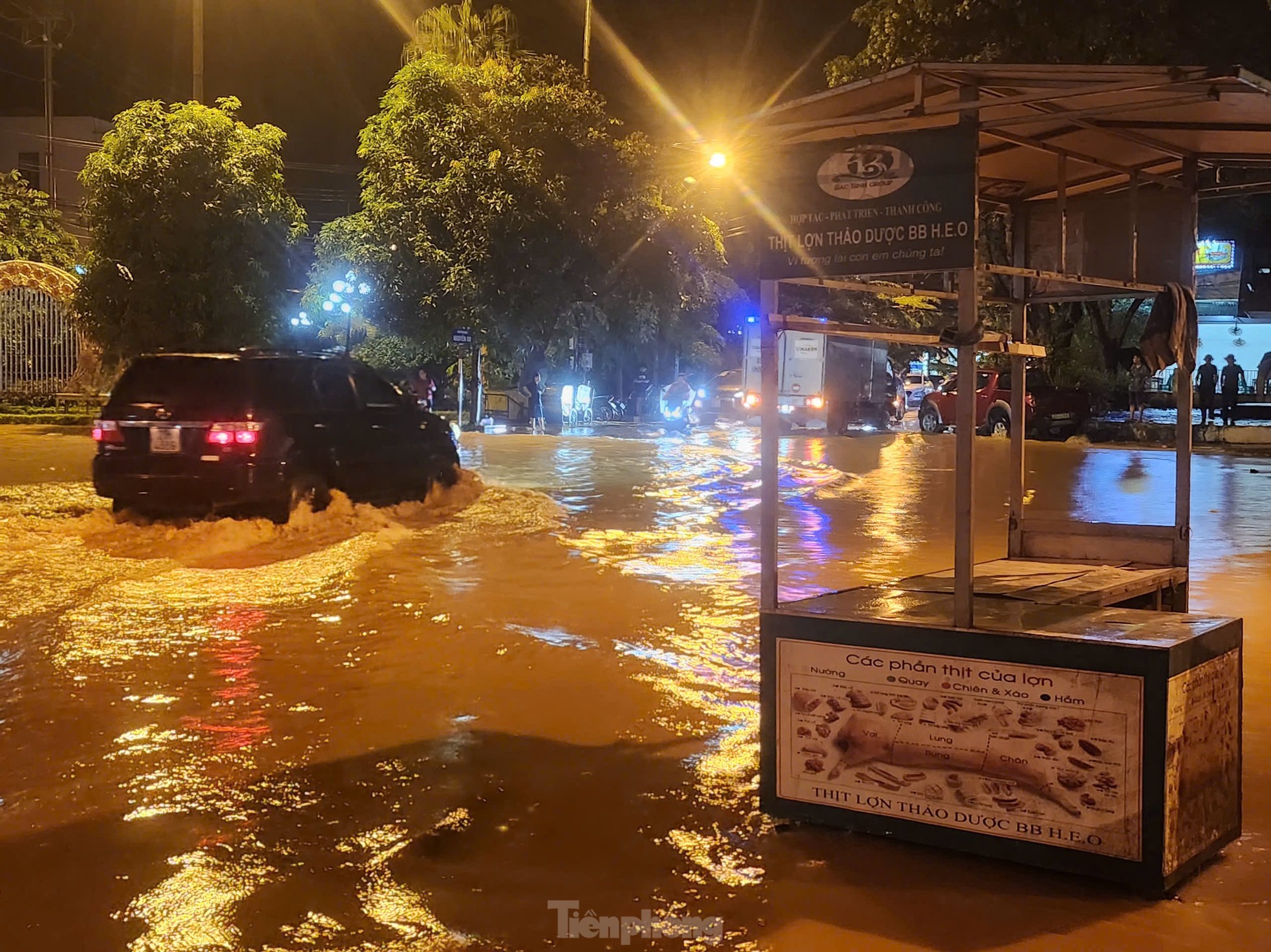 Theo báo cáo nhanh của Ban chỉ huy phòng chống thiên tai - tìm kiếm cứu nạn phường Hồng Hà, thành phố Yên Bái, mực nước sông Hồng ghi nhận lúc 22h00 ngày 08/9 là 33 mét (trên báo động 3 là 1 mét).