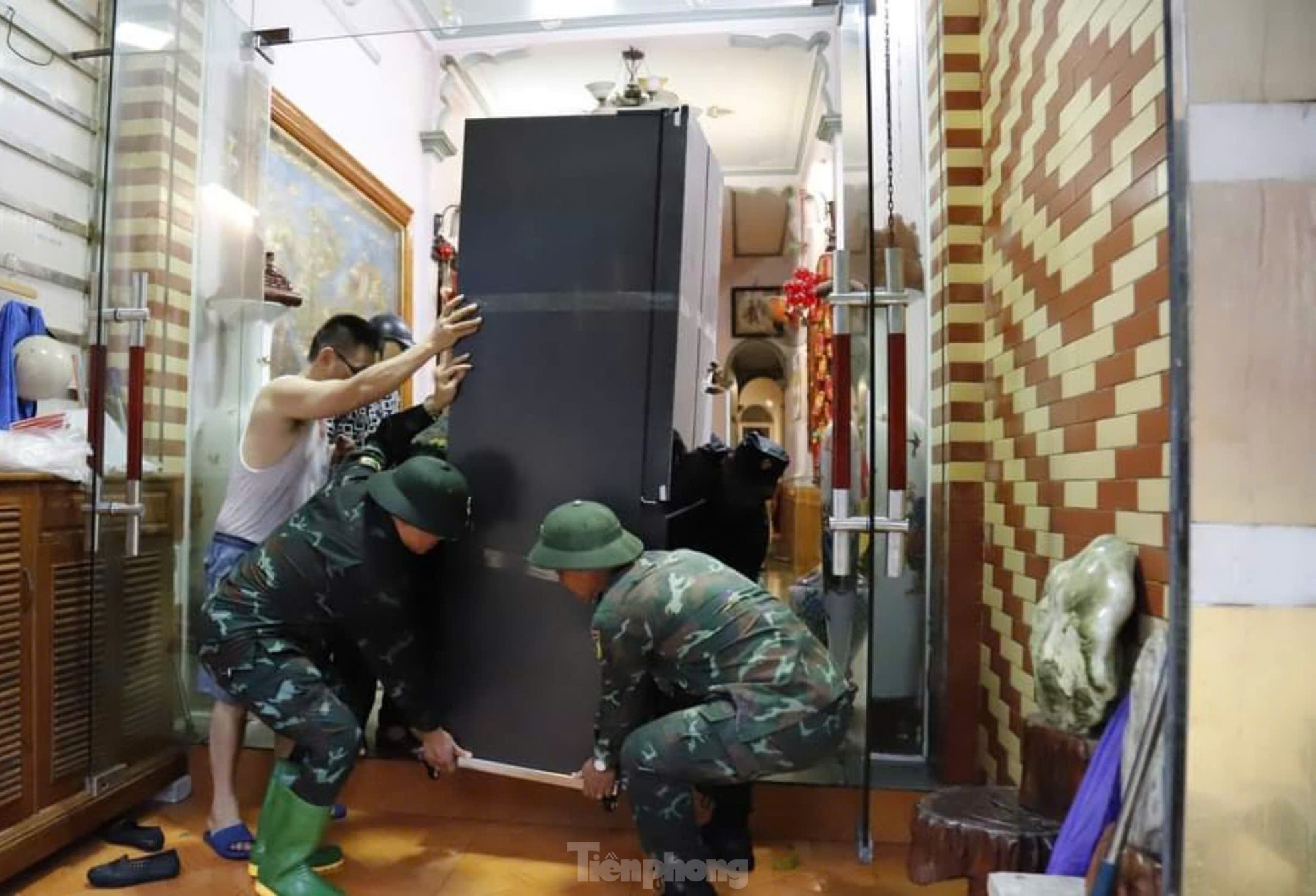 Mưa trắng trời, nước dâng liên tục, Công an Yên Bái xuyên đêm giúp dân tránh lũ - 13