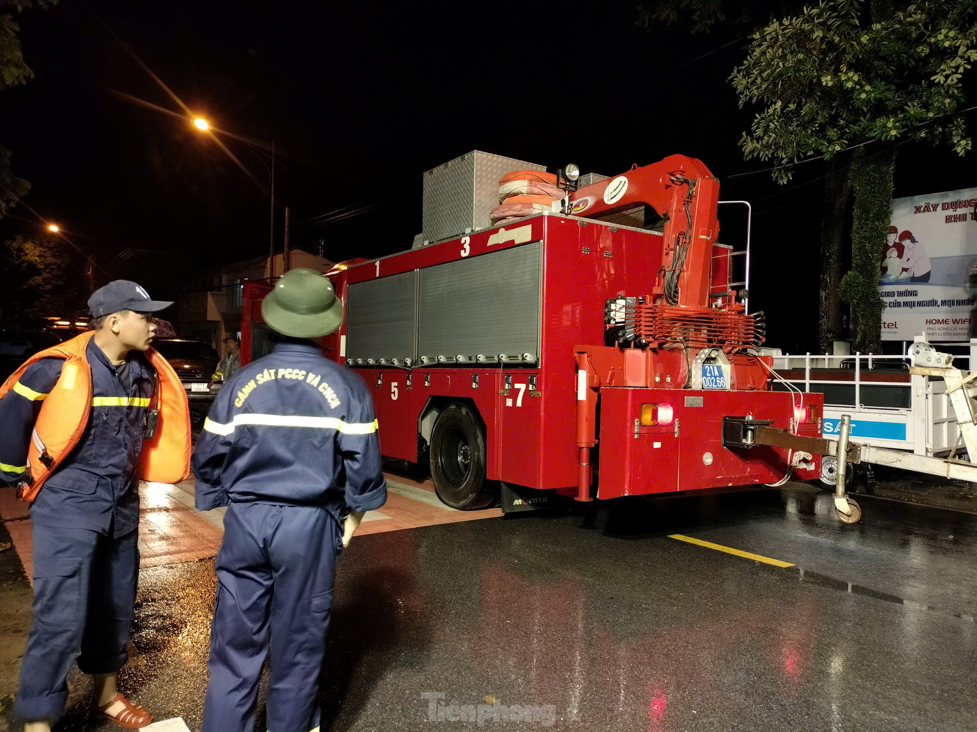 Mưa trắng trời, nước dâng liên tục, Công an Yên Bái xuyên đêm giúp dân tránh lũ - 7