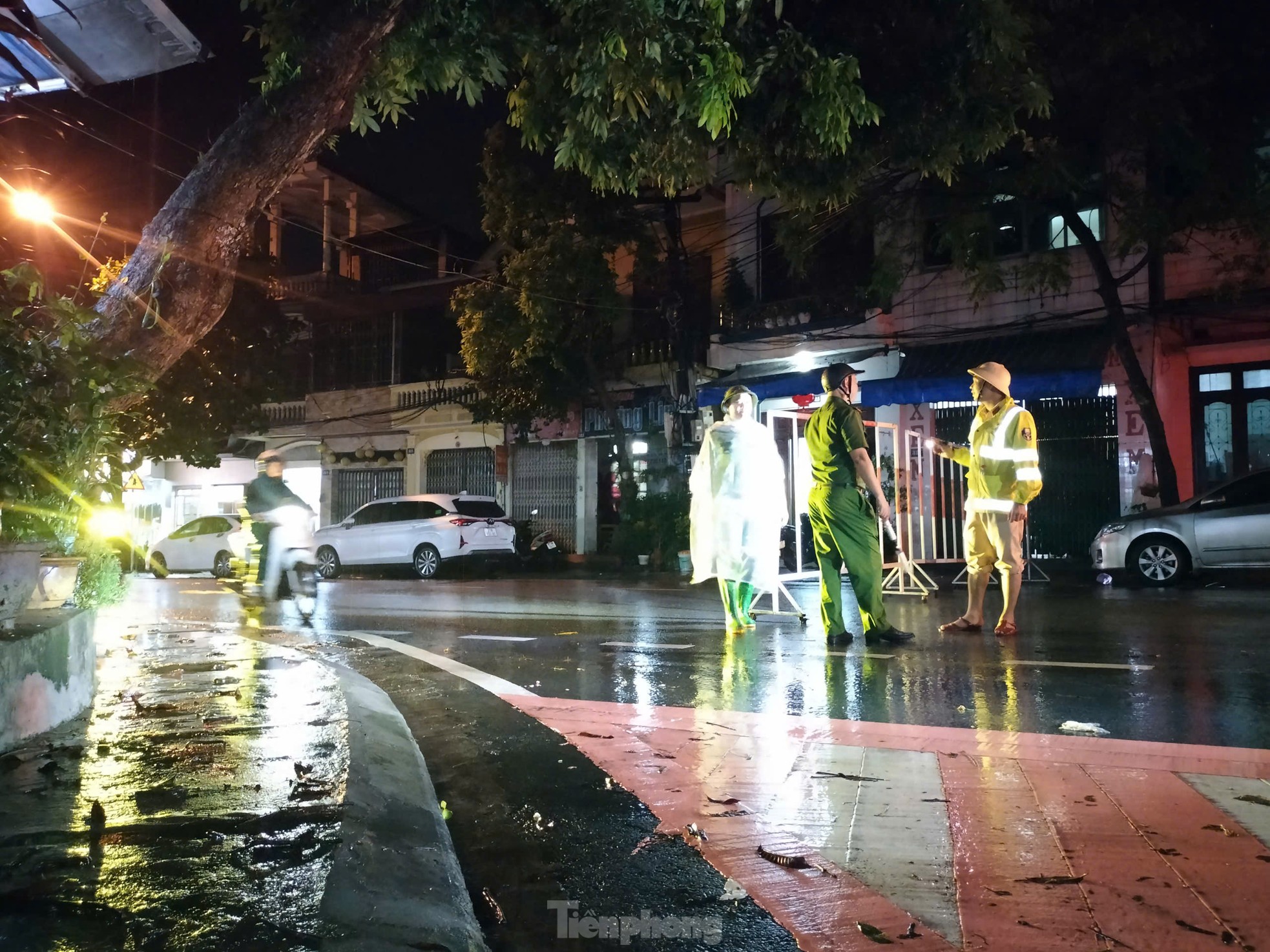 Tiến hành phân luồng giao thông, lập barie và túc trực tại các điểm ngập úng, cảnh báo người dân khu vực nguy hiểm, ứng trực sẵn sàng hỗ trợ các gia đình trong khu vực bị ngập úng.