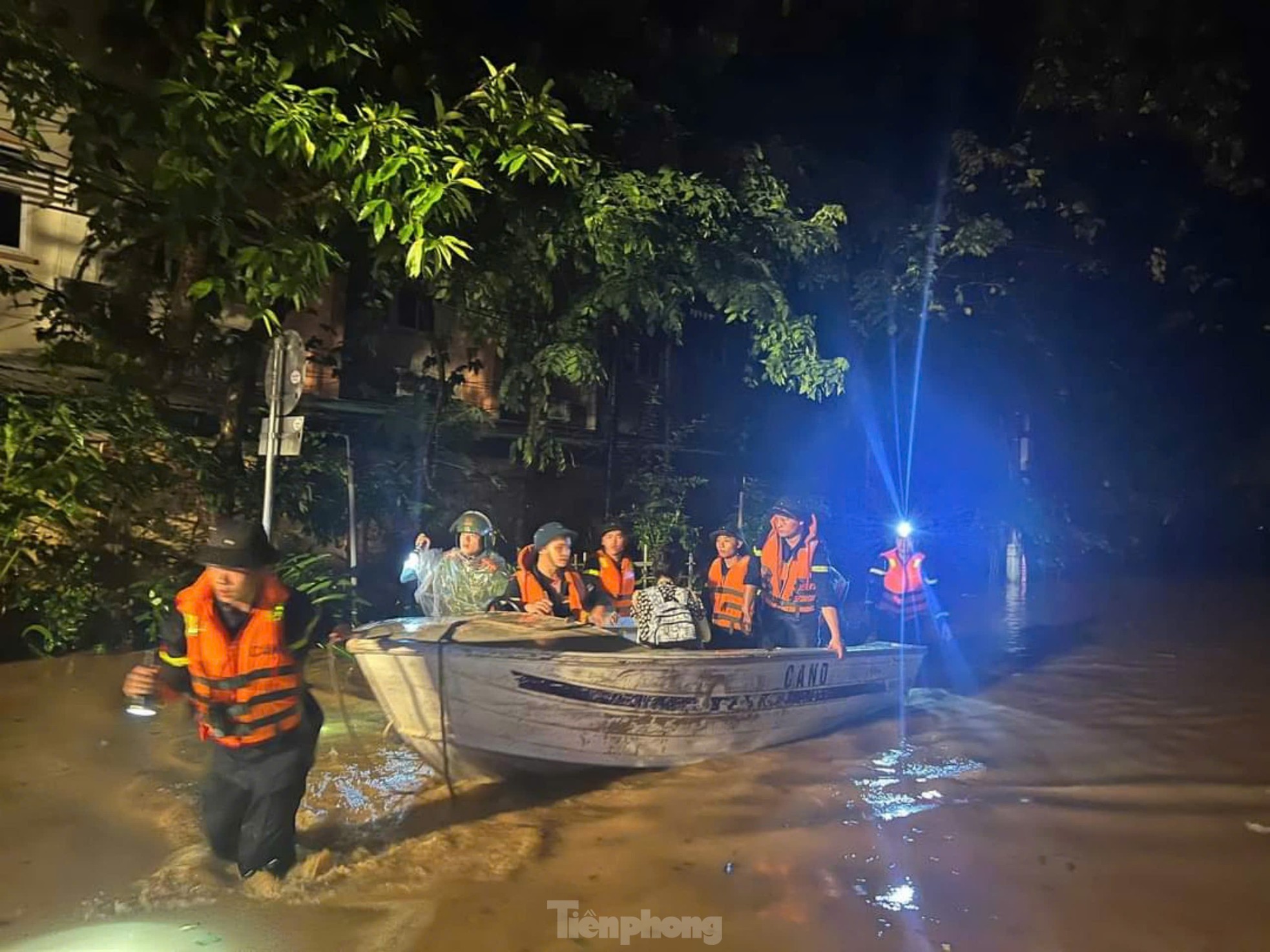 Trao đổi với PV Tiền Phong, Thượng tá Nguyễn Tiến Đỗ - Trưởng Công an thành phố Yên Bái cho biết, đơn vị đã huy động hơn 200 cán bộ, chiến sĩ tham gia công tác cứu hộ cứu nạn tại khu vực phường Hồng Hà, phường Yên Ninh.