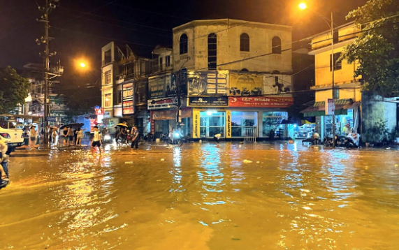 Dự báo trong ngày 9/9, lũ trên sông Hồng tiếp tục lên, nguy cơ gây ra ngập lụt sâu hơn cho một số địa bàn thành phố Yên Bái. Ảnh: Báo Yên Bái