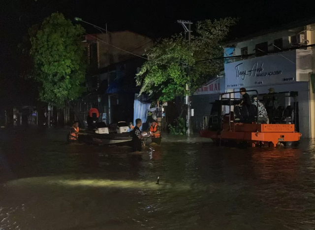 Lực lượng Công an có mặt khắp những điểm ngập sâu để giúp dân chạy lũ. Ảnh: Yên Bái 24h