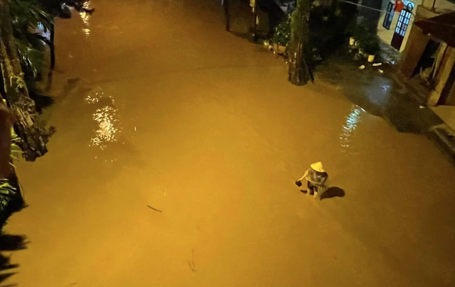 Nước dâng cao, khiến người dân ở thành phố Yên Bái phải tháo chạy trong đêm. Ảnh: NDCC