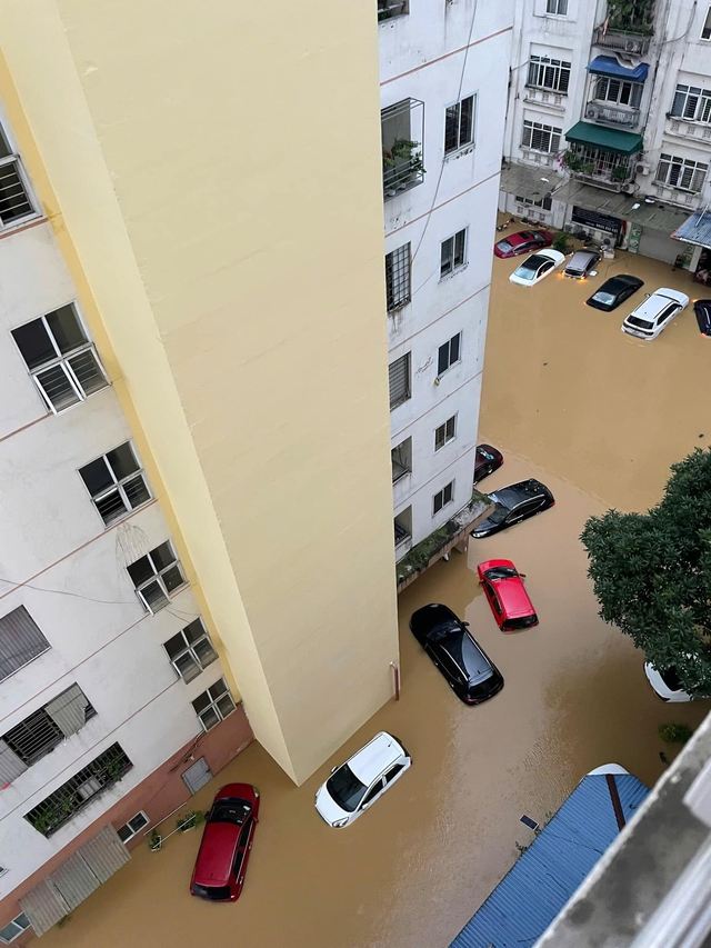 Một chung cư ở Thái Nguyên ngập lụt nặng. Ảnh: Báo Thái Nguyên