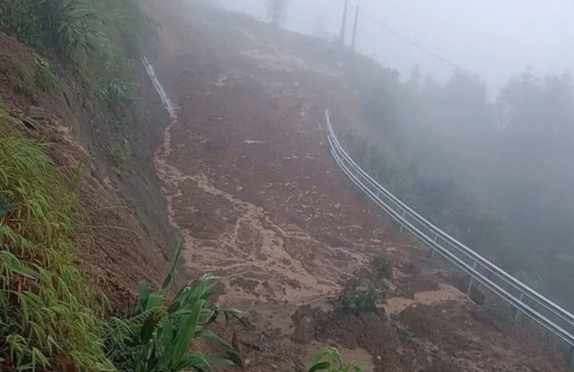 Miền Bắc sạt lở đất, lũ lụt khắp nơi, nhiều tỉnh thành trong vùng cảnh báo amp;#34;tímamp;#34; - 13