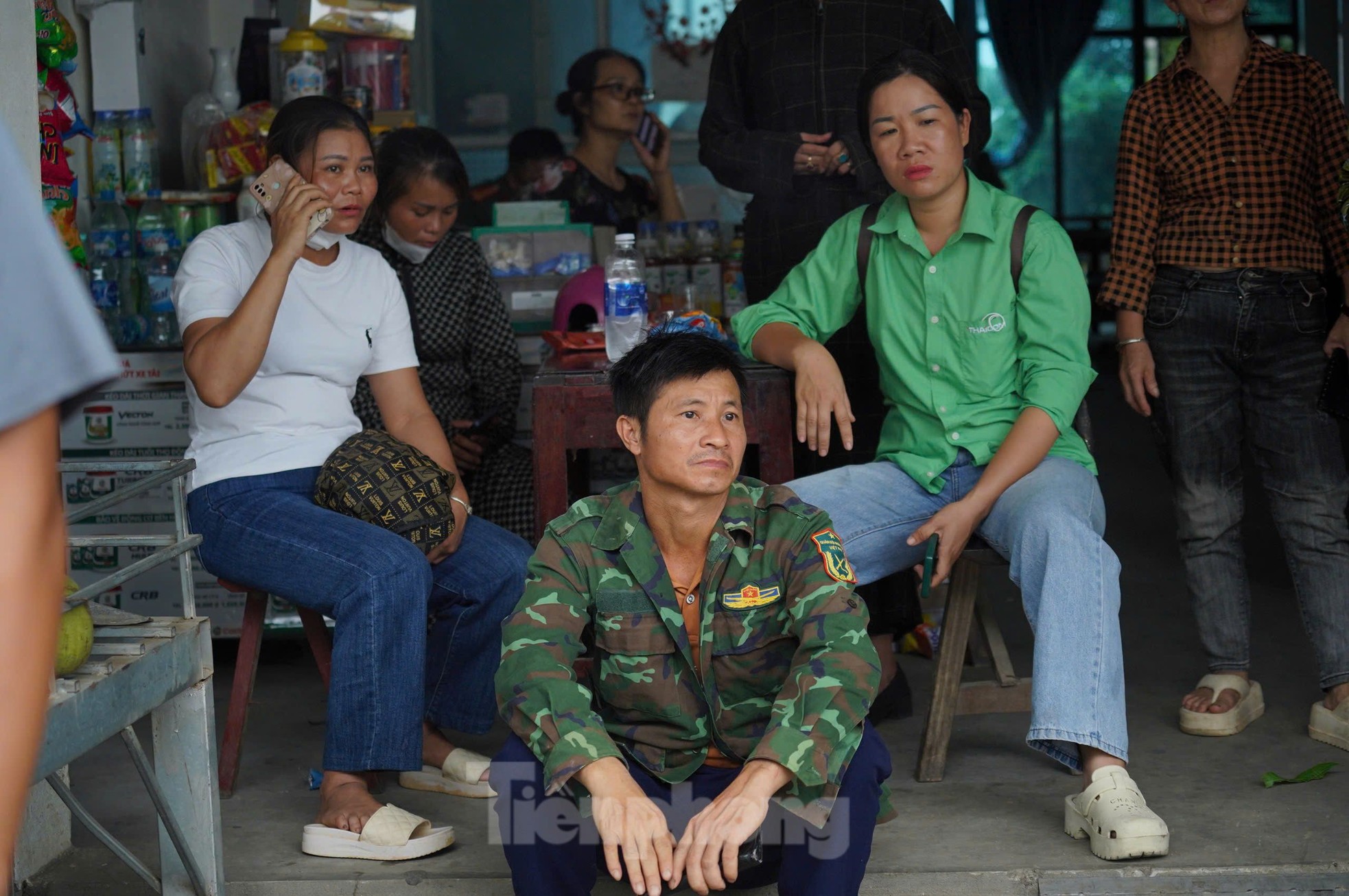 Hiện trường vụ sập cầu ở Phú Thọ, nhiều người khóc ngất tìm kiếm người thân - 10