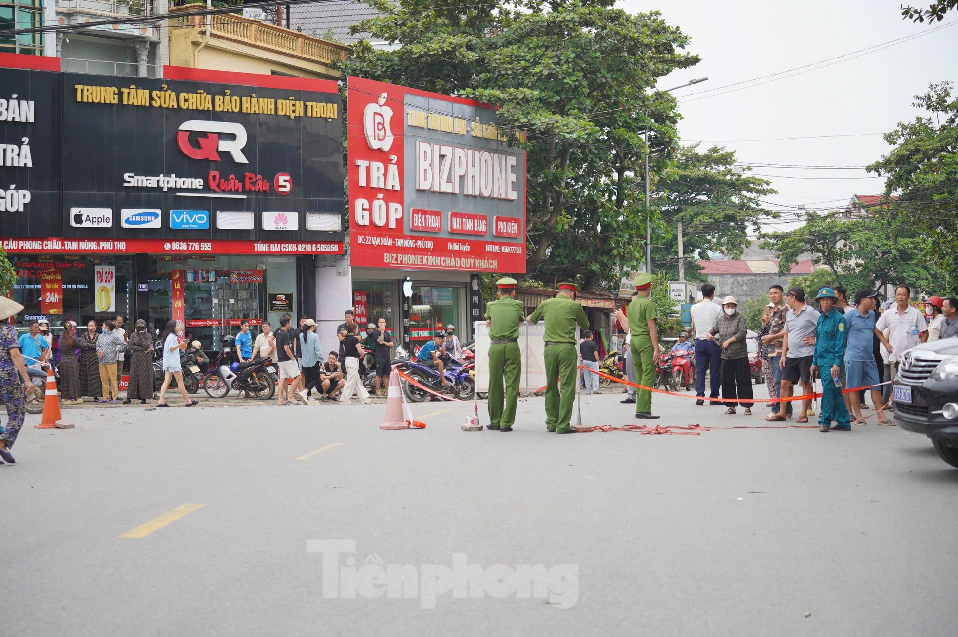 Cơ quan chức năng đang tổ chức cứu nạn và phân luồng giao thông tại hiện trường, đảm bảo an toàn cho người dân. Các đơn vị đang thống kê hiện trạng và sẽ có báo cáo cụ thể. Ảnh: Đức Nguyễn.