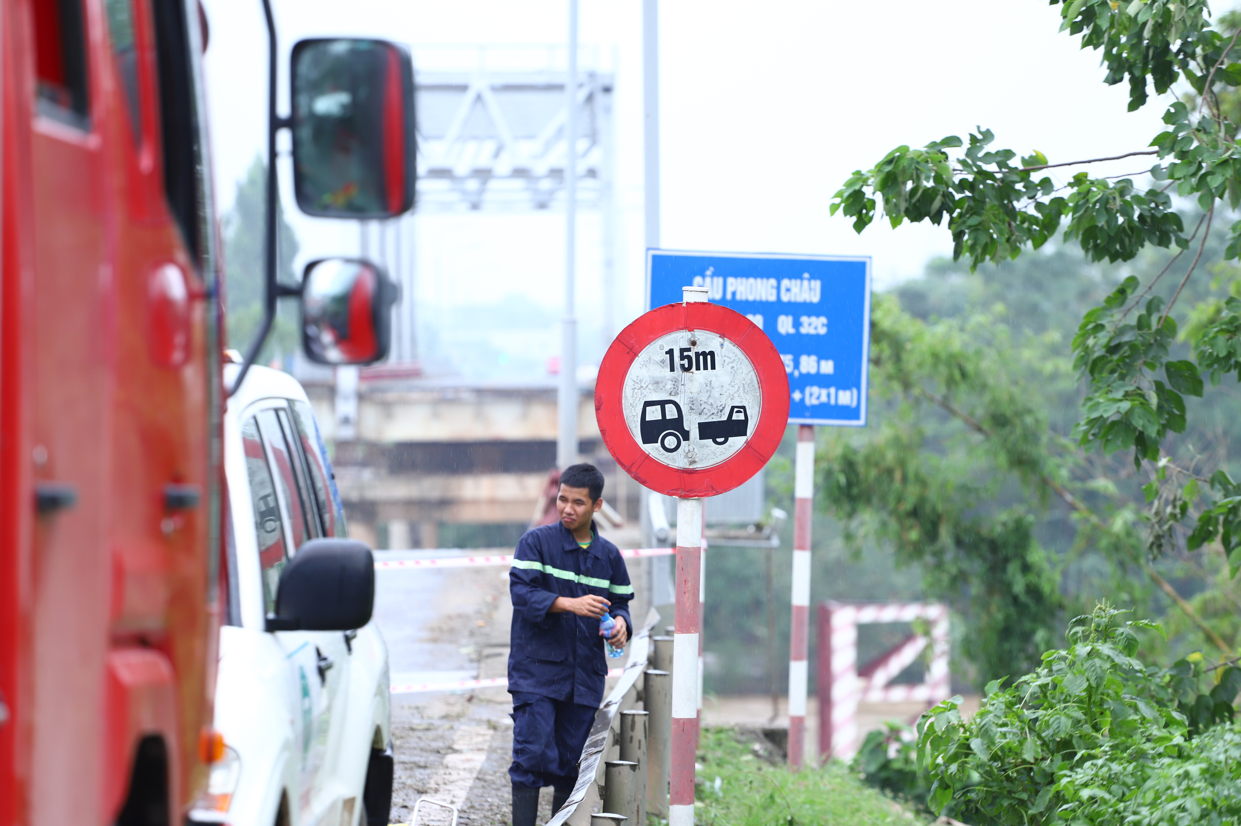 Hiện các lực lượng cứu nạn, cứu hộ vẫn đang ở trên bờ sẵn sàng công tác cứu hộ cứu nạn.