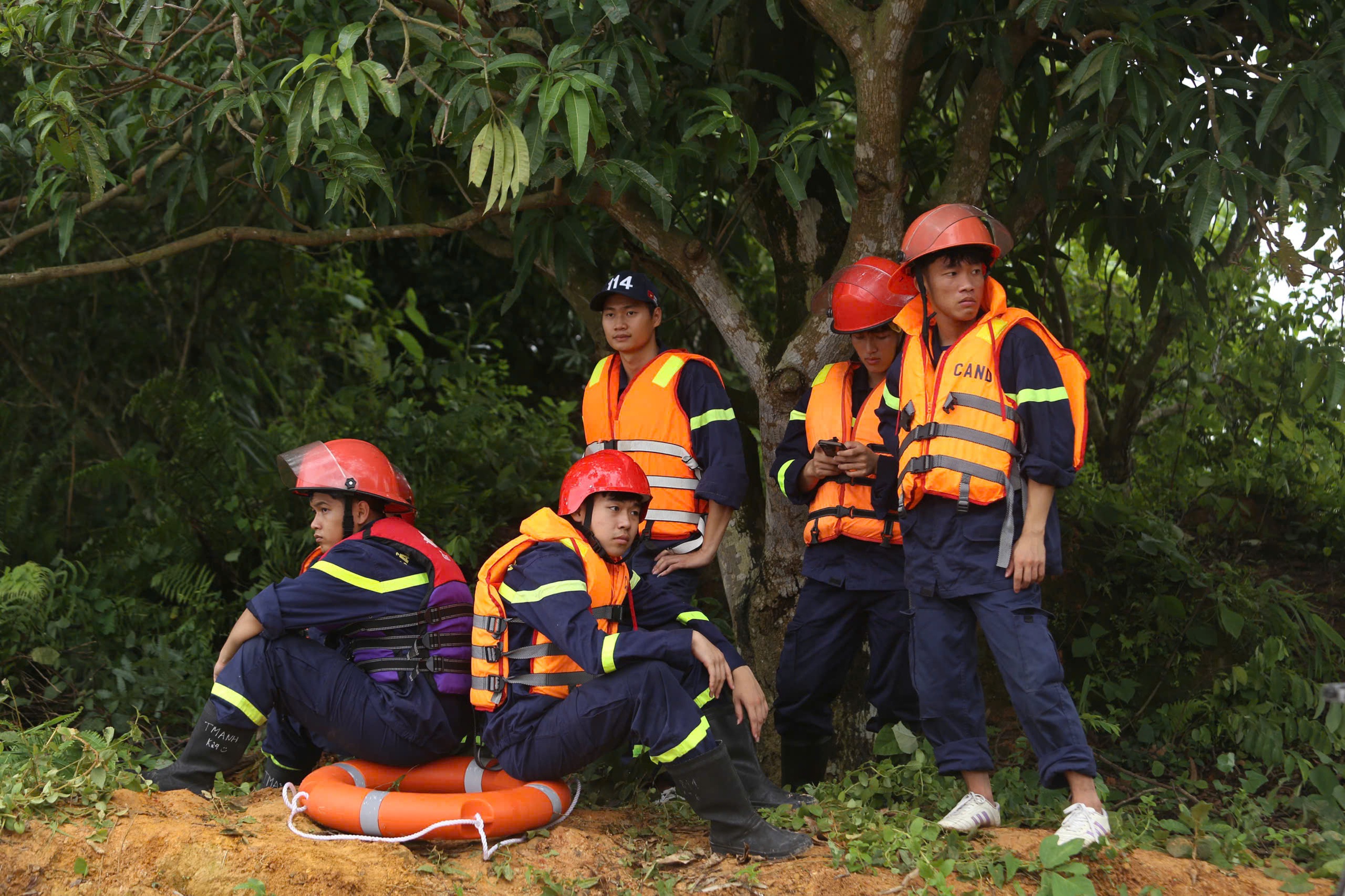 Đến thời điểm 15h chiều 9/9, đại diện đơn vị cứu hộ vẫn chỉ xác nhận thông tin về việc đã có 3 nạn nhân vụ sập cầu được cứu.