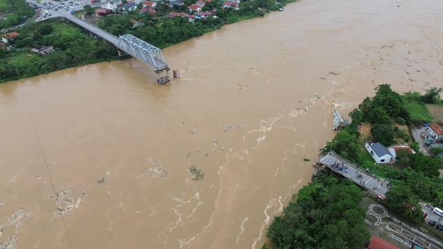 Khu vực cầu Phong Châu bị sập