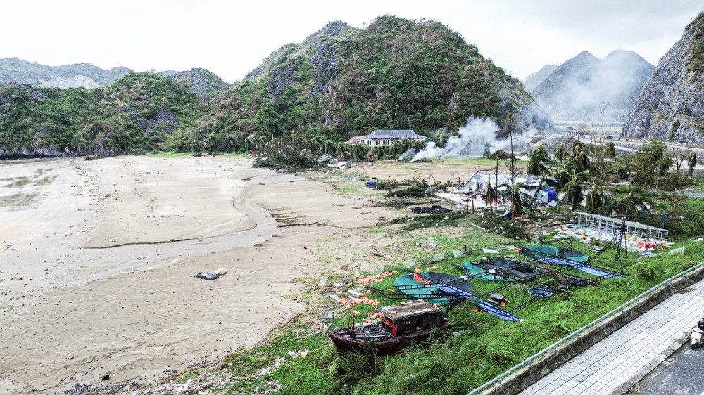 Bãi biển Tùng Thu tan hoang sau bão sṓ 3. Ảnh: NGỌC SƠN