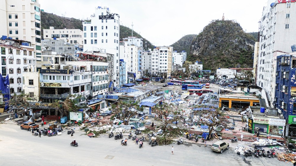 Chợ ᵭêm bán ᵭṑ lưu niệm của Cát Bà tan hoang sau bão. Chị Liên, tổ dȃn phṓ 17 cho biḗt khi bão quét qua, ngớt mưa gió, ra ngoài xem kios của mình rṑi chỉ biḗt khóc. 3 kios của tȏi với lượng hàng hóa khoảng 400 triệu ᵭṑng giờ mất hḗt, hàng hóa ᵭã bị cuṓn theo bão - chị Liên rưng rưng nói. Ảnh: NGỌC SƠN