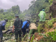 Tin tức - Sạt lở đất ủi xe khách chở hơn 20 người xuống suối, tìm thấy 4 thi thể