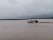 Tin tức - CSGT dùng xuồng máy tìm kiếm cứu nạn vụ sập cầu Phong Châu