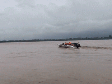 CSGT dùng xuồng máy tìm kiếm cứu nạn vụ sập cầu Phong Châu