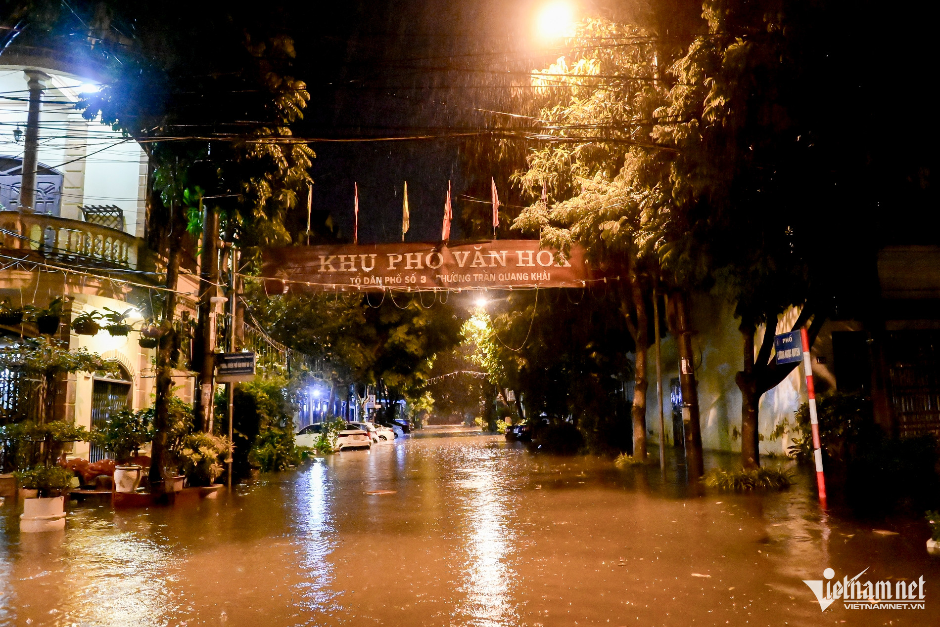 Thành phố Nam Định ngập úng, người dân vội vàng amp;#34;chạy đồamp;#34; trong đêm - 1