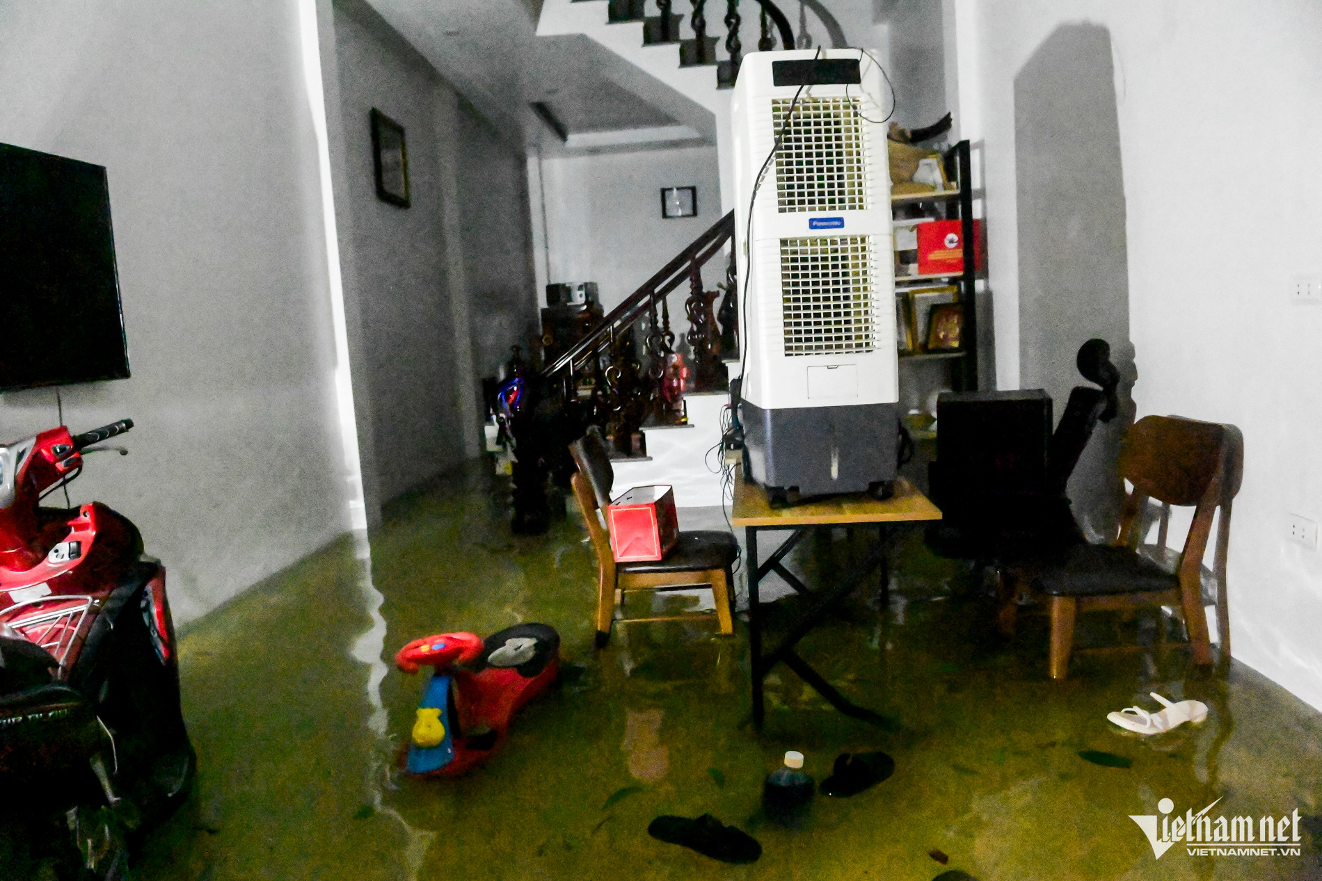 Căn nhà tại phố Đỗ Huy Rừa, nước ngập gần 40cm.