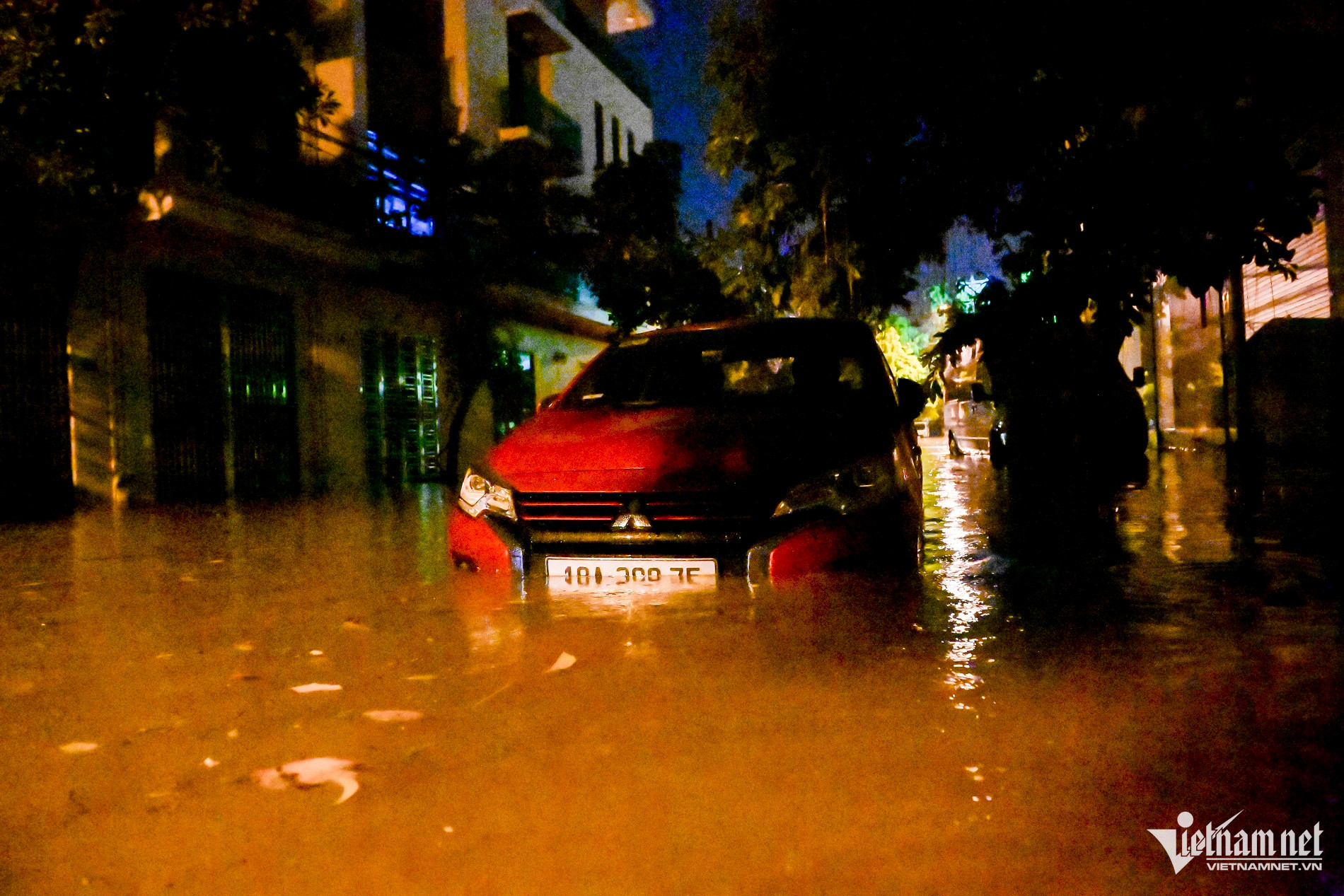 Nước ngập quá nhanh khiến nhiều hộ dân không kịp trở tay. Một số phương tiện của người dân bị ngập sâu trong nước.