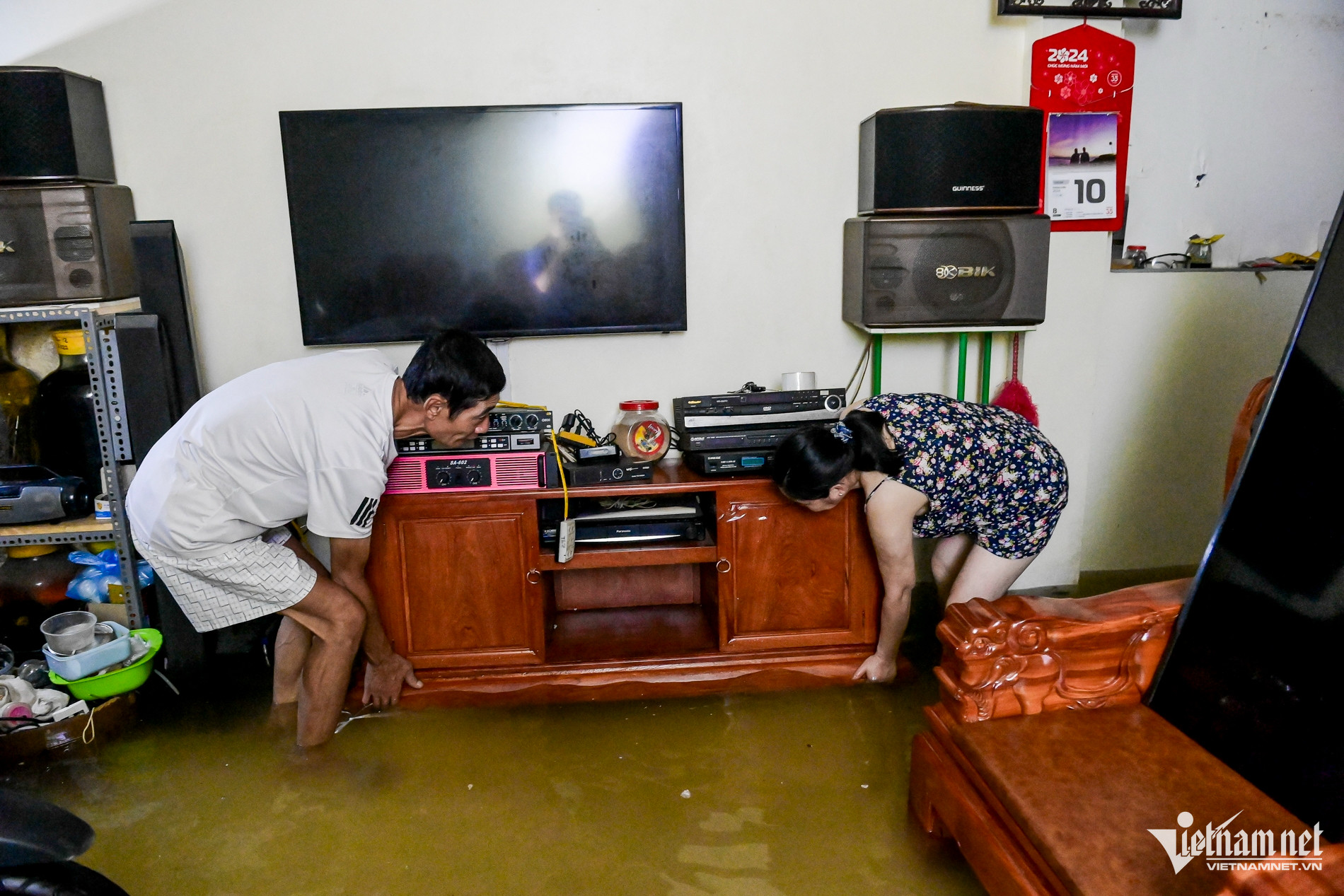 Vội vàng di chuyển đồ đạc, ông Vũ Văn Hà (62 tuổi, phường Năng Tĩnh, TP Nam Định) cho biết: Chưa bao giờ tôi thấy ngập kinh khủng như thế này. Mới mưa chưa đầy 2 giờ mà nước đã tràn vào nhà. Do ngập úng giữa đêm lại mất điện nên gia đình tôi không kịp thu dọn đồ đạc, có lẽ nhiều tài sản như tủ lạnh, xe điện… sẽ bị hỏng”.