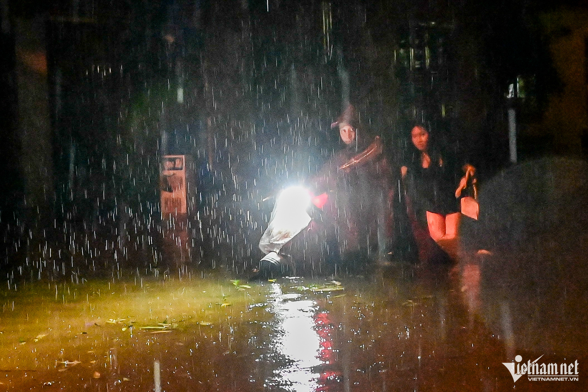 Thành phố Nam Định ngập úng, người dân vội vàng amp;#34;chạy đồamp;#34; trong đêm - 8