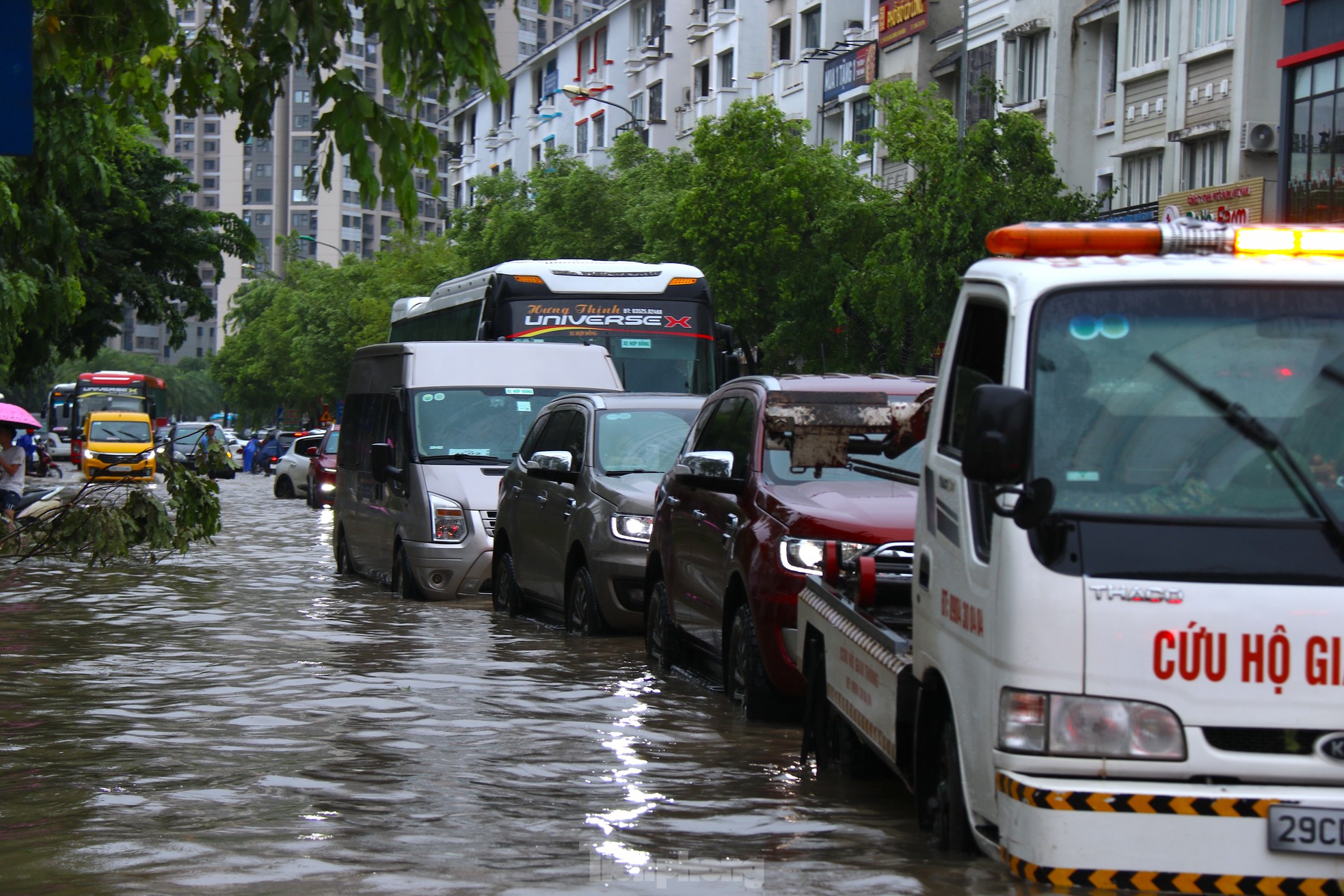 Hàng dài xe xếp hàng, ngần ngại không dám đi qua khu vực ngập sâu.