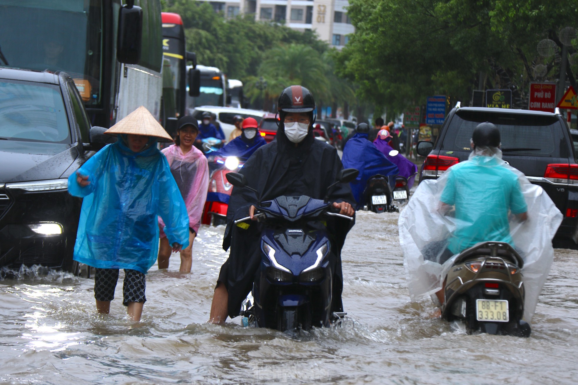 Đại lộ Thăng Long ngập sâu, nhiều tuyến đường vào nội đô ùn tắc - 8