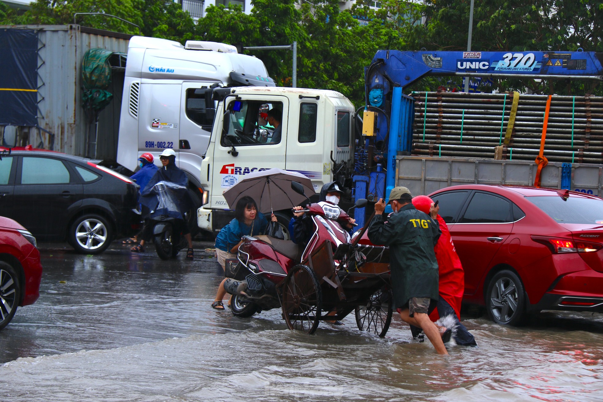 Nhiều ôtô, xe máy chết máy, không thể di chuyển giữa biển nước phải dùng dịch vụ xe kéo tại chỗ.