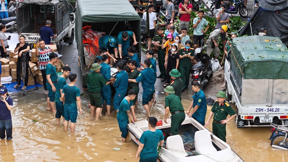 Nước lên nhanh trong đêm, nhu cầu vận chuyển, di dời tài sản lớn, chính quyền sở tại đã huy động lực lượng quân đội, dân quân... hỗ trợ người dân.
