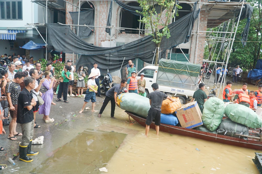 Điểm đến của chiếc thuyền sắt là bến Chương Dương Độ, vốn xa xưa là bến phà. Từ đây, hàng hóa, tài sản sẽ được di dời vào những khu vực cao, khô ráo hơn, thậm chí có thể đưa vào trong đê nếu nước sông Hồng còn lên nữa.