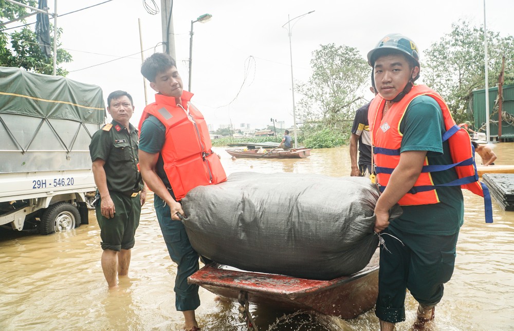 Ở Hà Nội, người dân không gọi chuyện nước lên là lũ, mà là lụt. Trước đây, khi chưa có các hồ thủy điện thì gần như năm nào vùng ngoài đê sông Hồng, dù là nội thành hay ngoại thành, đều có lụt. Từ khi có thủy điện Hòa Bình thì lụt giảm hẳn, mà gần nhất là trận lụt năm 1996. Năm ấy, Hà Nội báo động III, nước lên đến khu vực cửa khẩu, cơ quan chức năng phải đóng cửa khẩu để ngăn nước vào trong, tránh ngập cho khu vực nội thành.