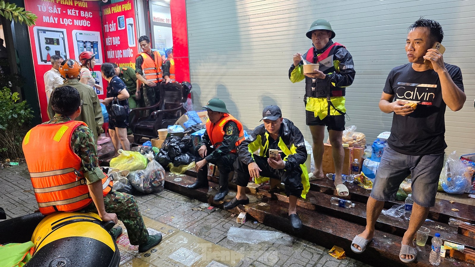 Hình ảnh xúc động trong cơn amp;#34;đại hồng thủyamp;#34; chưa từng có ở Thái Nguyên - 14