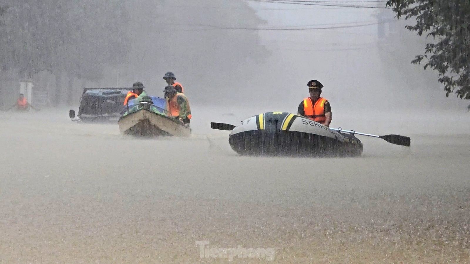 Cán bộ, chiến sĩ quân đội, công an đội mưa di chuyển vào các vùng ngập lụt ở thành phố Thái Nguyên (tỉnh Thái Nguyên) để cứu trợ người dân. Ảnh: Hoàng Mạnh Thắng.