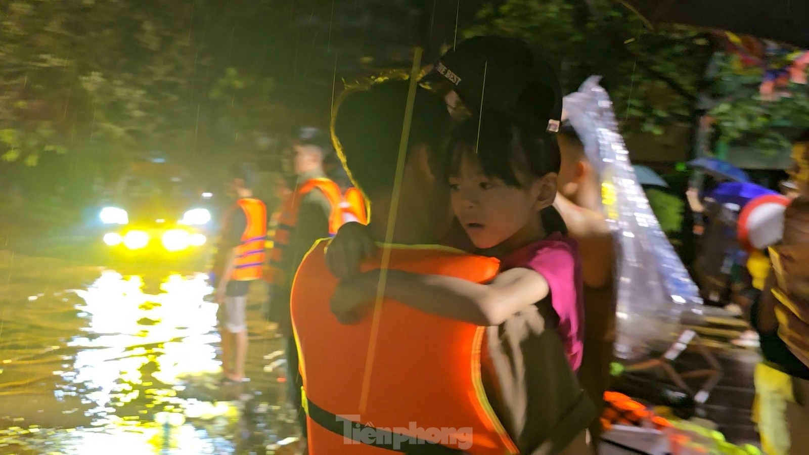 Hình ảnh xúc động trong cơn amp;#34;đại hồng thủyamp;#34; chưa từng có ở Thái Nguyên - 5