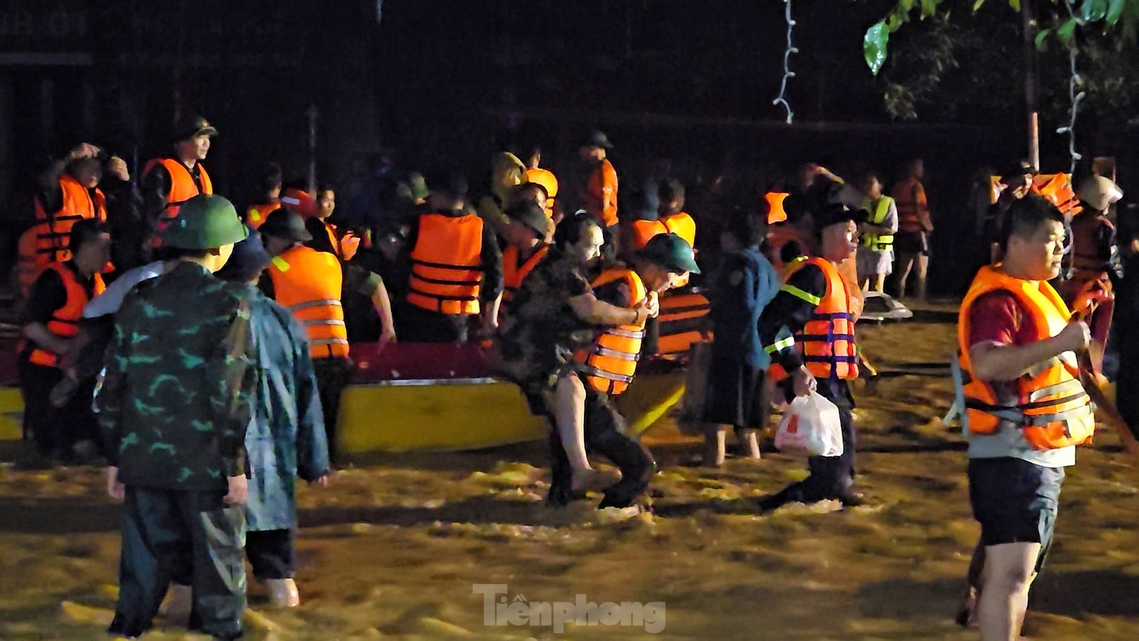 Nhiều người già, em bé được lực lượng chức năng đưa ra khỏi vùng ngập lụt ở thành phố Thái Nguyên. Ảnh: Hoàng Mạnh Thắng.