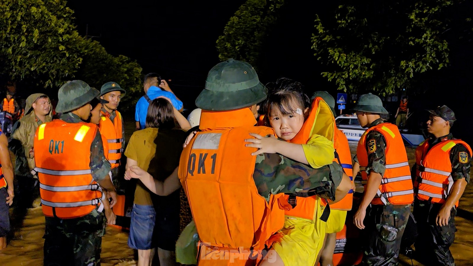 Những hình ảnh thấm đẫm tình quân dân trong cứu trợ lũ lụt ở thành phố Thái Nguyên. Ảnh: Hoàng Mạnh Thắng - Trường Phong.