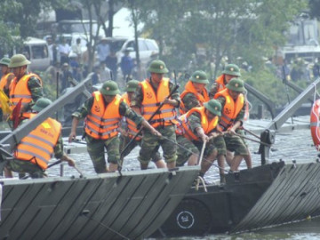 Vụ sập cầu Phong Châu: Công binh tinh nhuệ hành quân trong đêm lên Phú Thọ, sẵn sàng bắc cầu phao